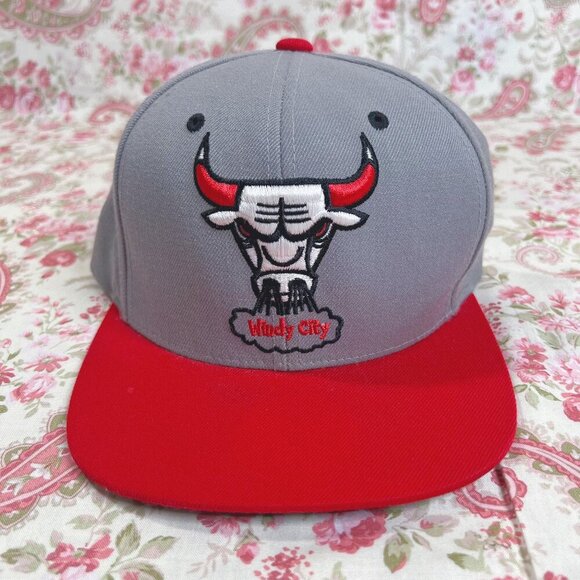 Vintage Chicago Bulls Mitchell & Ness Snapback Cap Grey and Red Baseball Hat - Picture 1 of 10